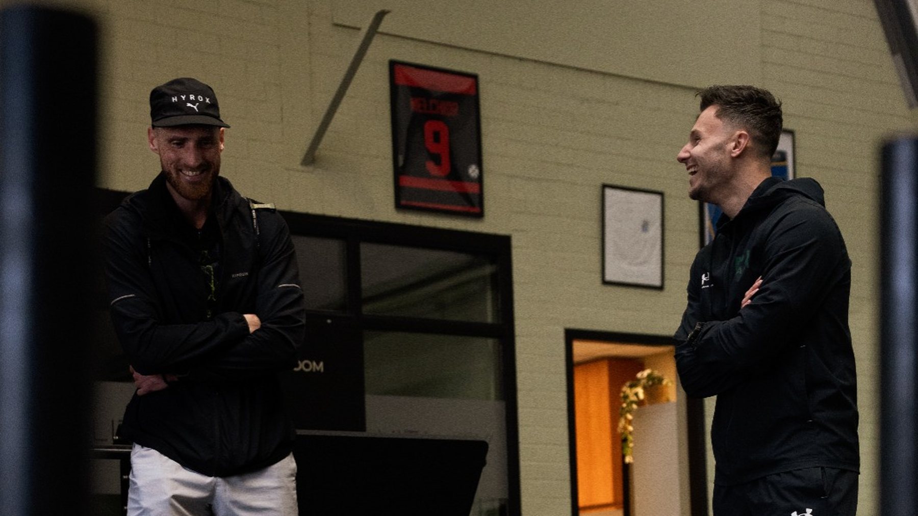 Thomas de Rover in gesprek met een atleet in de gym na de training