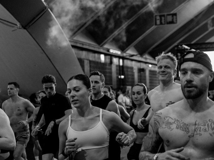 Groep atleten loopt samen tijdens een trainingssessie