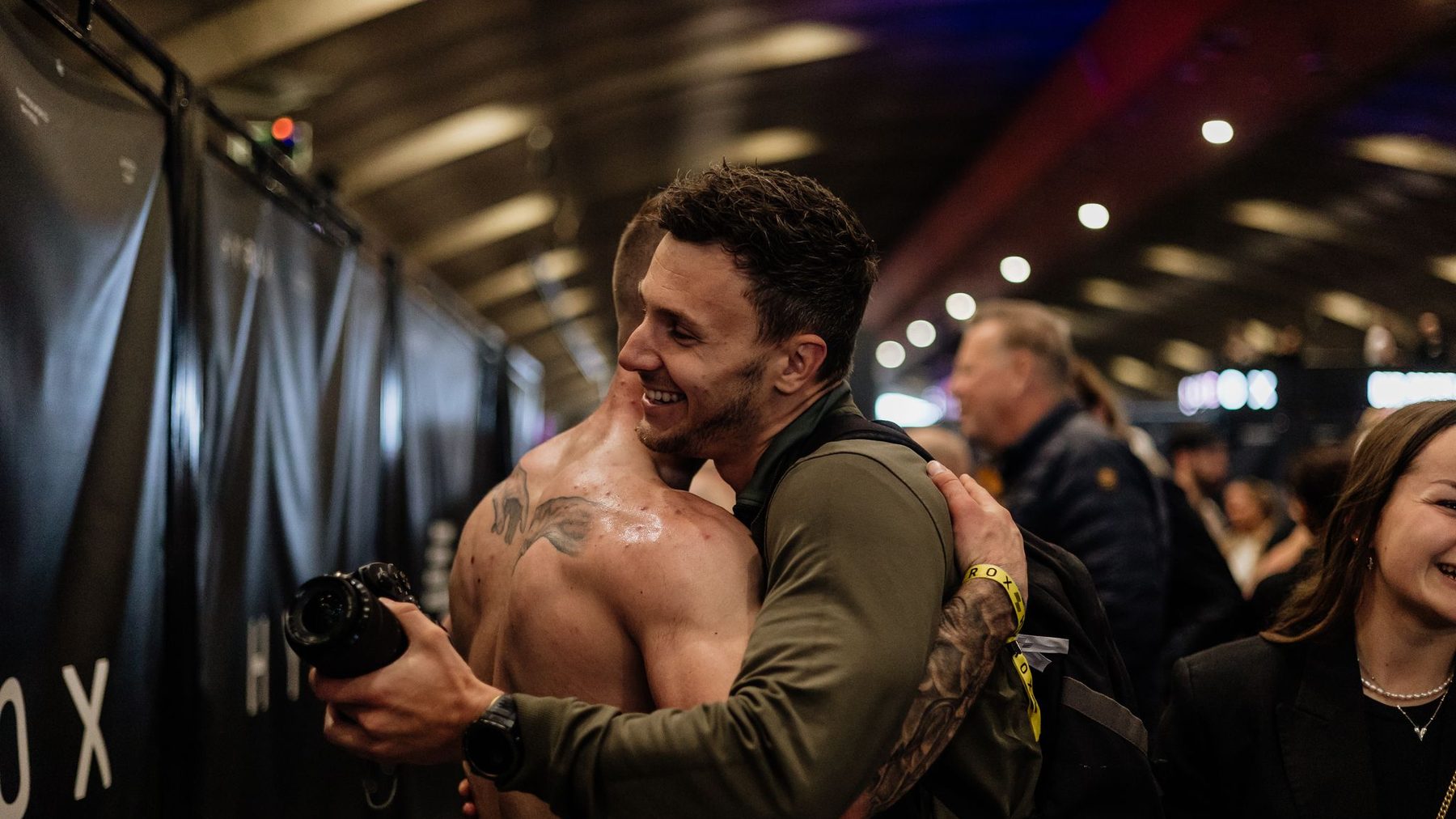Thomas de Rover omhelst een atleet direct na diens finish bij een Hyrox wedstrijd