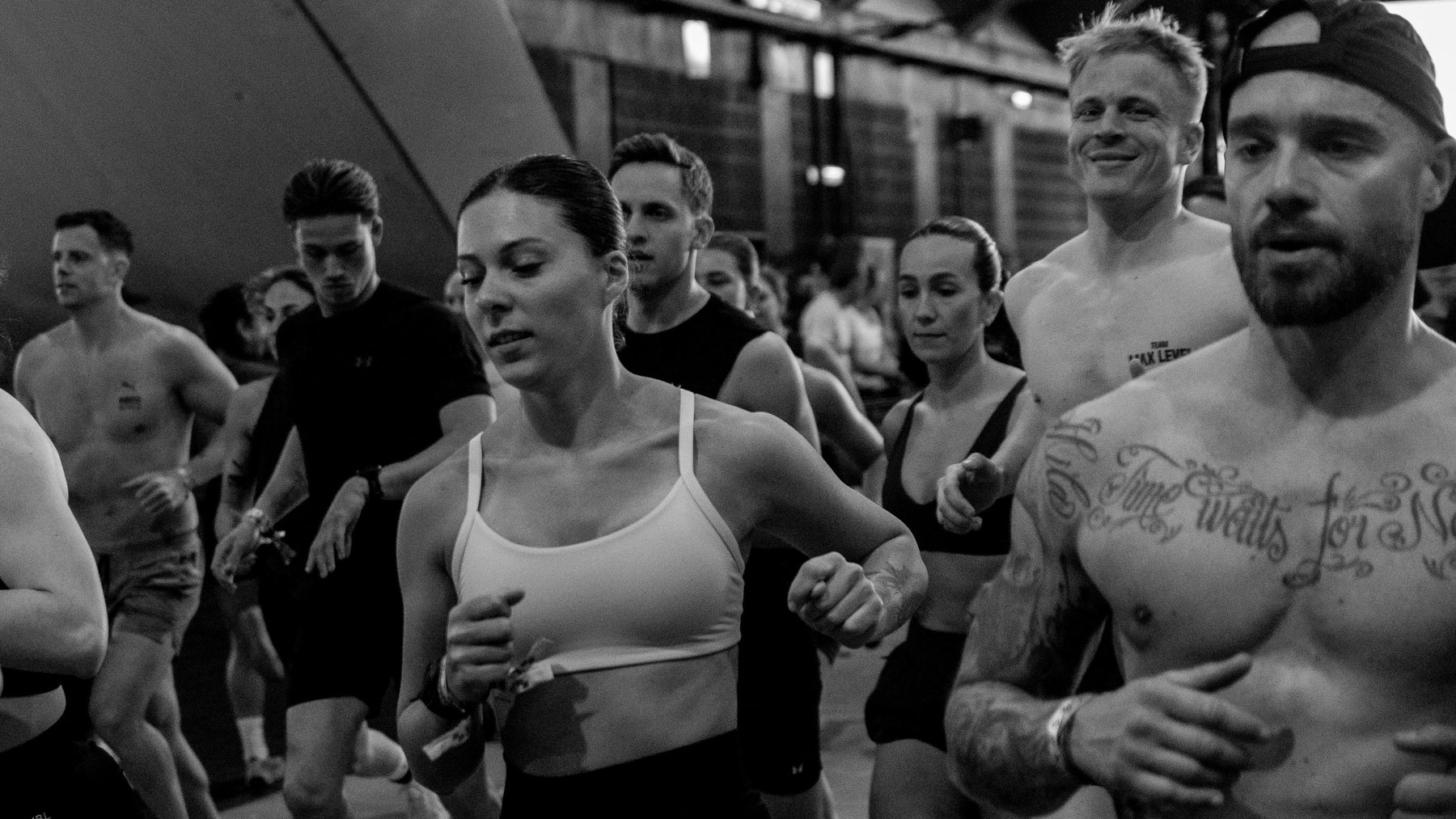 Groep atleten loopt samen tijdens een trainingssessie in de hal