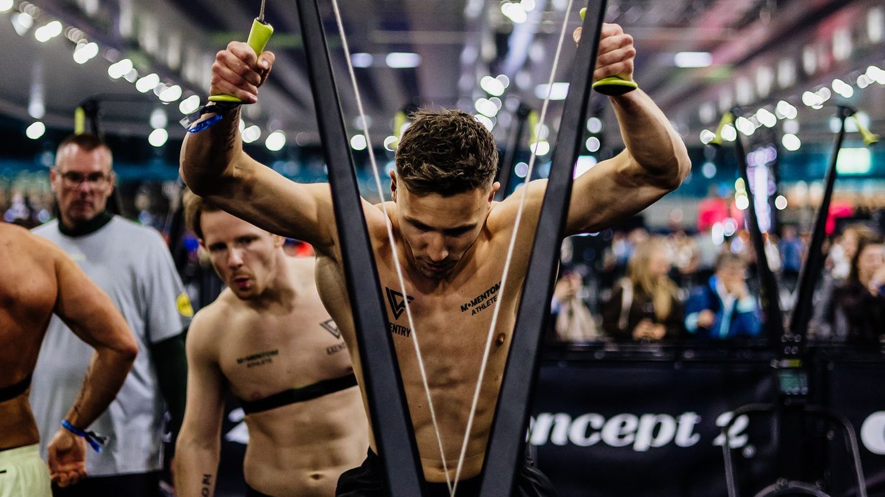 Atleet van Momentom werkt zich door de sled pull tijdens een Hyrox wedstrijd