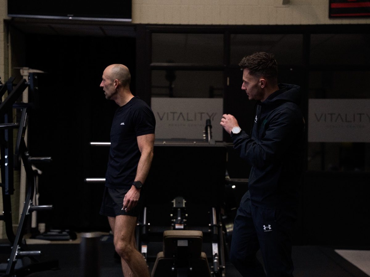 Coach beoordeelt de beweegkwaliteit van een atleet tijdens een nulmeting
